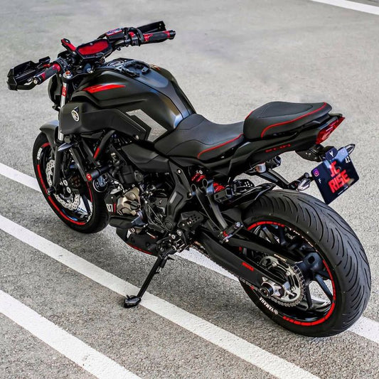 photo d'une moto mT-07 yamaha avec stickers et autocollants personnalisés pour jantes et reservoir - kit déco moto