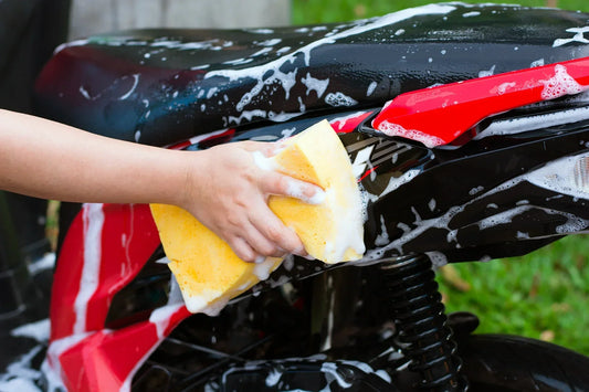 Comment nettoyer ses stickers moto sans les abîmer ?